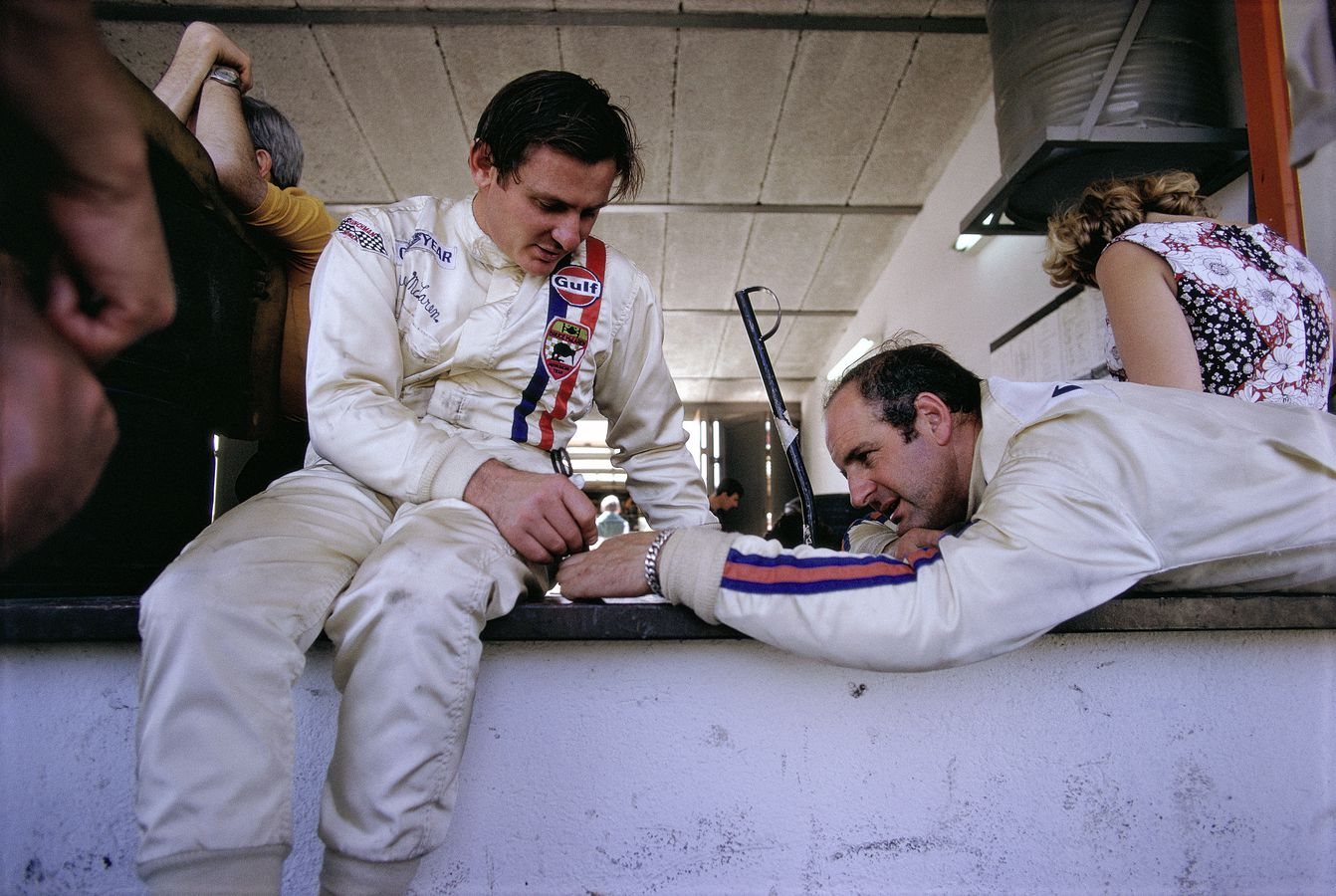 Bruce McLaren and Denny Hulme talking in the pits at the 1970 Spanish Grand Prix, Jarama